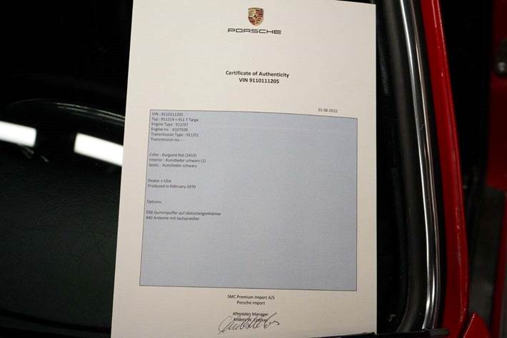 Rød Porsche 911 fra 1970 set udefra