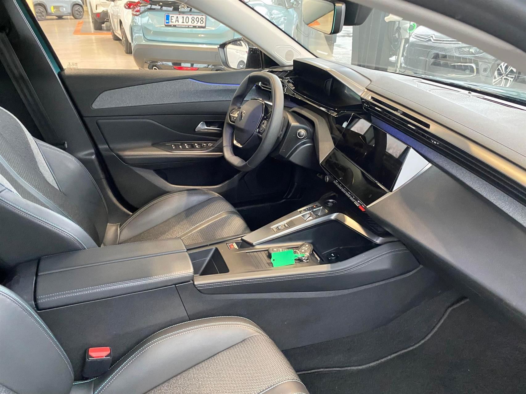 Grå Peugeot 308 fra 2022