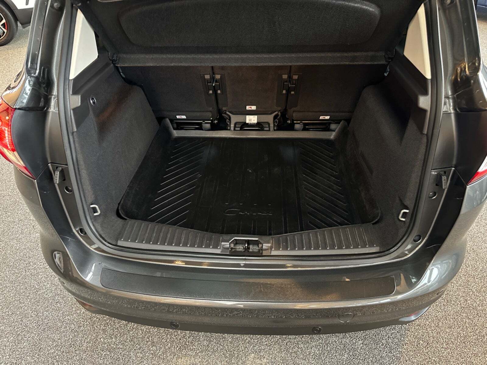 Grå Ford C-MAX fra 2018