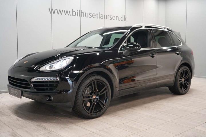 Sort Porsche Cayenne fra 2013 set udefra
