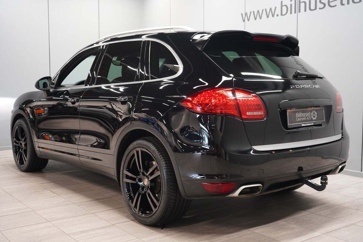 Sort Porsche Cayenne fra 2013