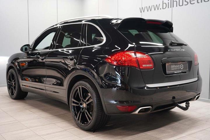 Sort Porsche Cayenne fra 2013