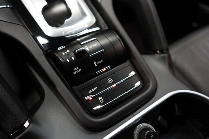 Sort Porsche Cayenne fra 2013