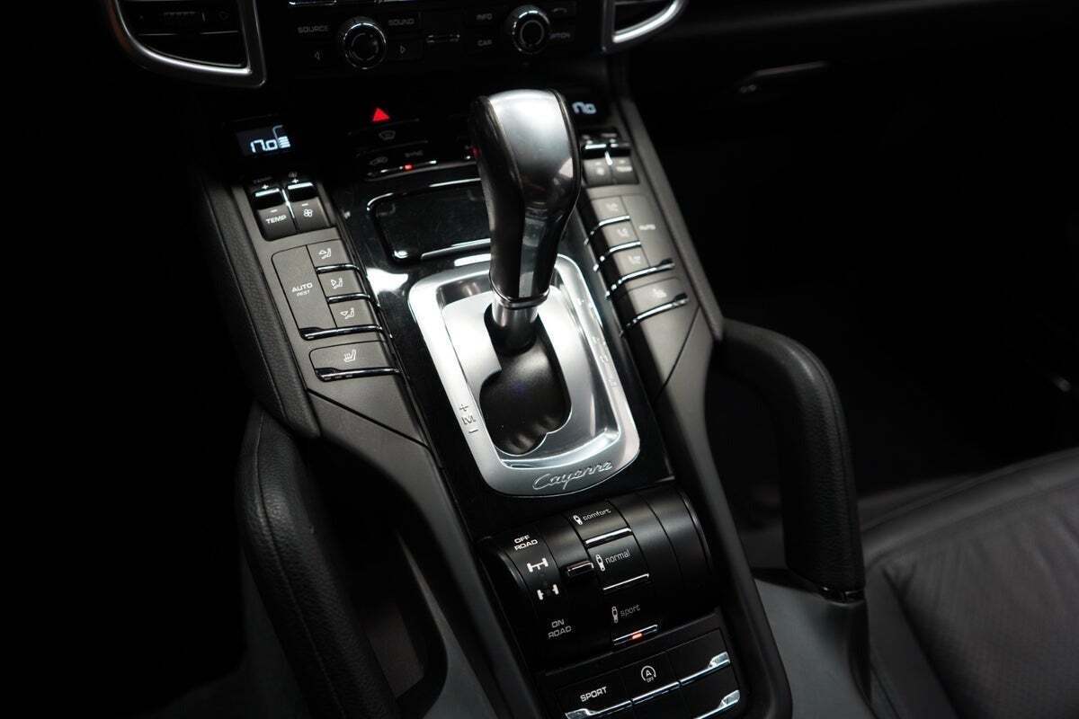 Sort Porsche Cayenne fra 2013