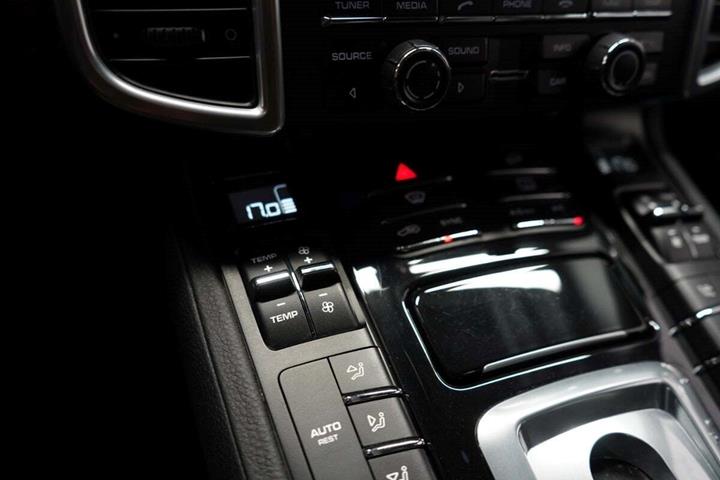 Sort Porsche Cayenne fra 2013