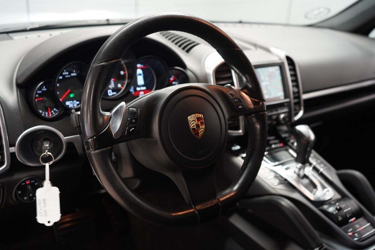 Sort Porsche Cayenne fra 2013