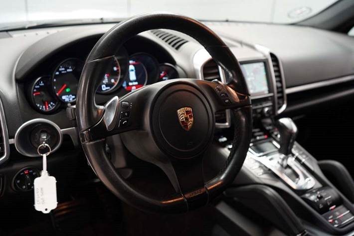 Sort Porsche Cayenne fra 2013