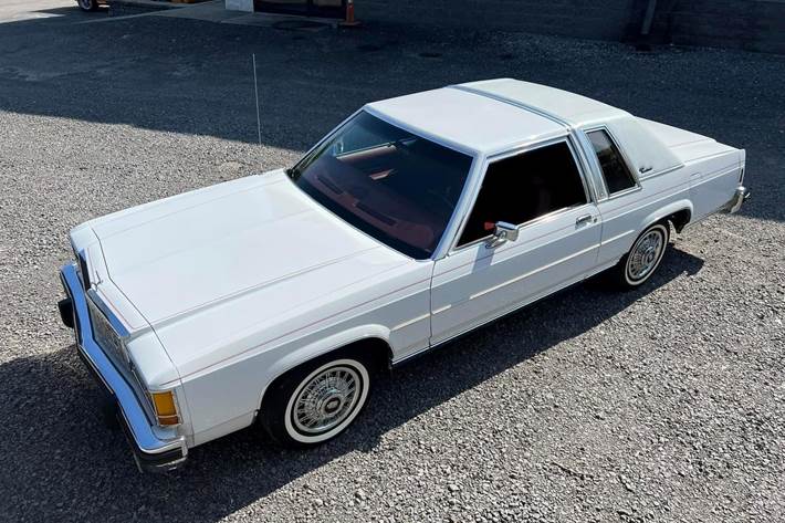 Hvid Ford Crown Victoria fra 1984