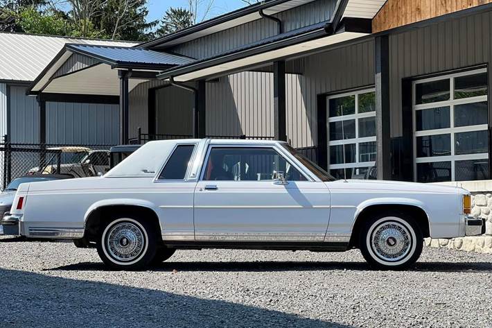 Hvid Ford Crown Victoria fra 1984