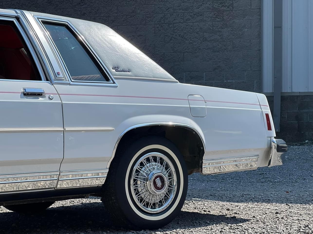 Hvid Ford Crown Victoria fra 1984