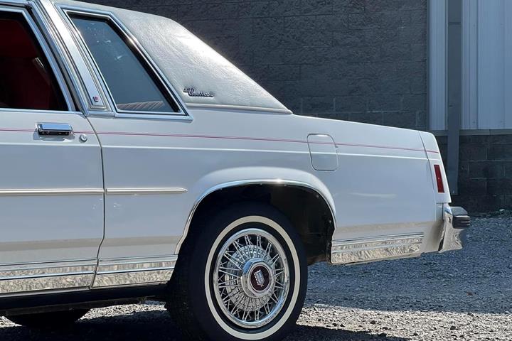 Hvid Ford Crown Victoria fra 1984