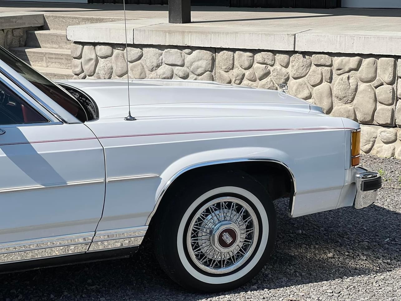 Hvid Ford Crown Victoria fra 1984