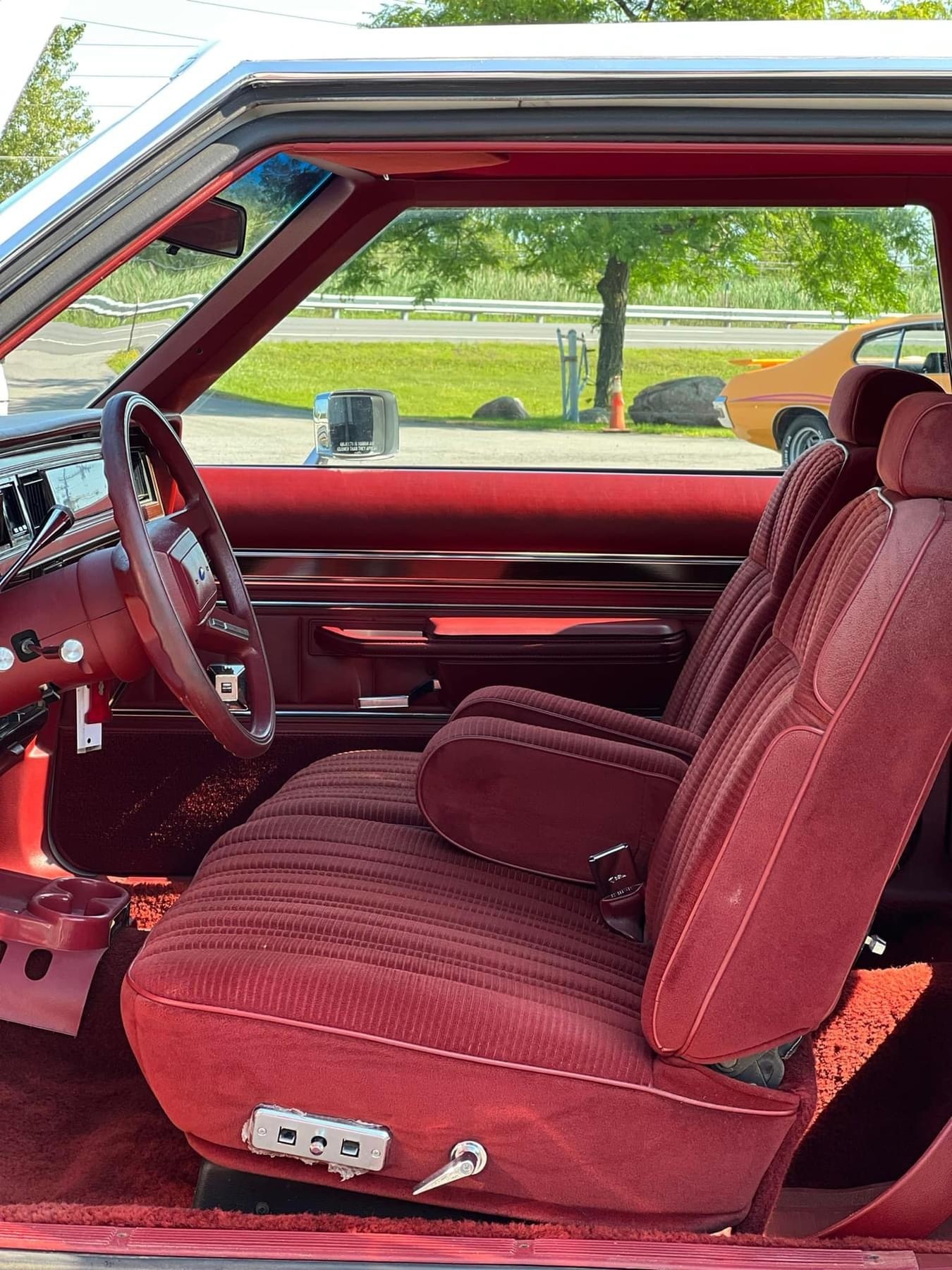 Hvid Ford Crown Victoria fra 1984