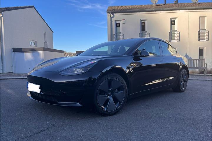 Sort Tesla Model 3 fra 2022