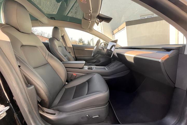 Sort Tesla Model 3 fra 2022