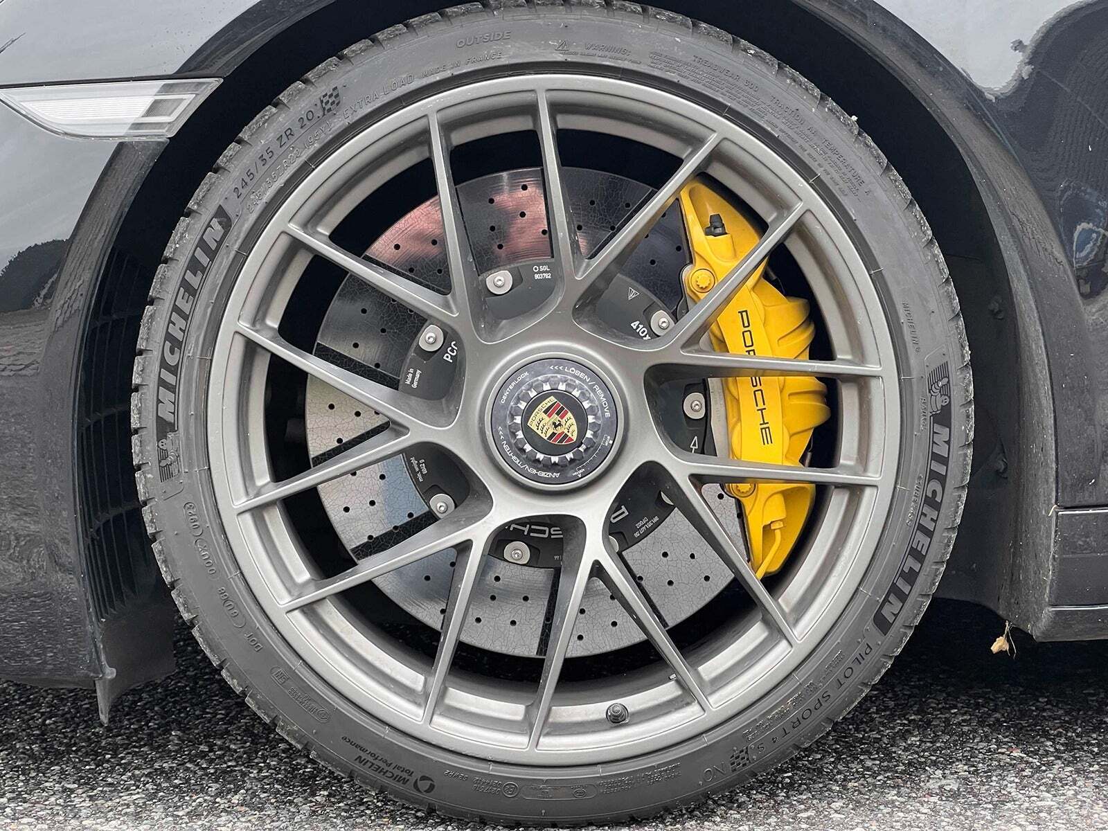 Sort Porsche 911 Carrera 4 GTS fra 2017