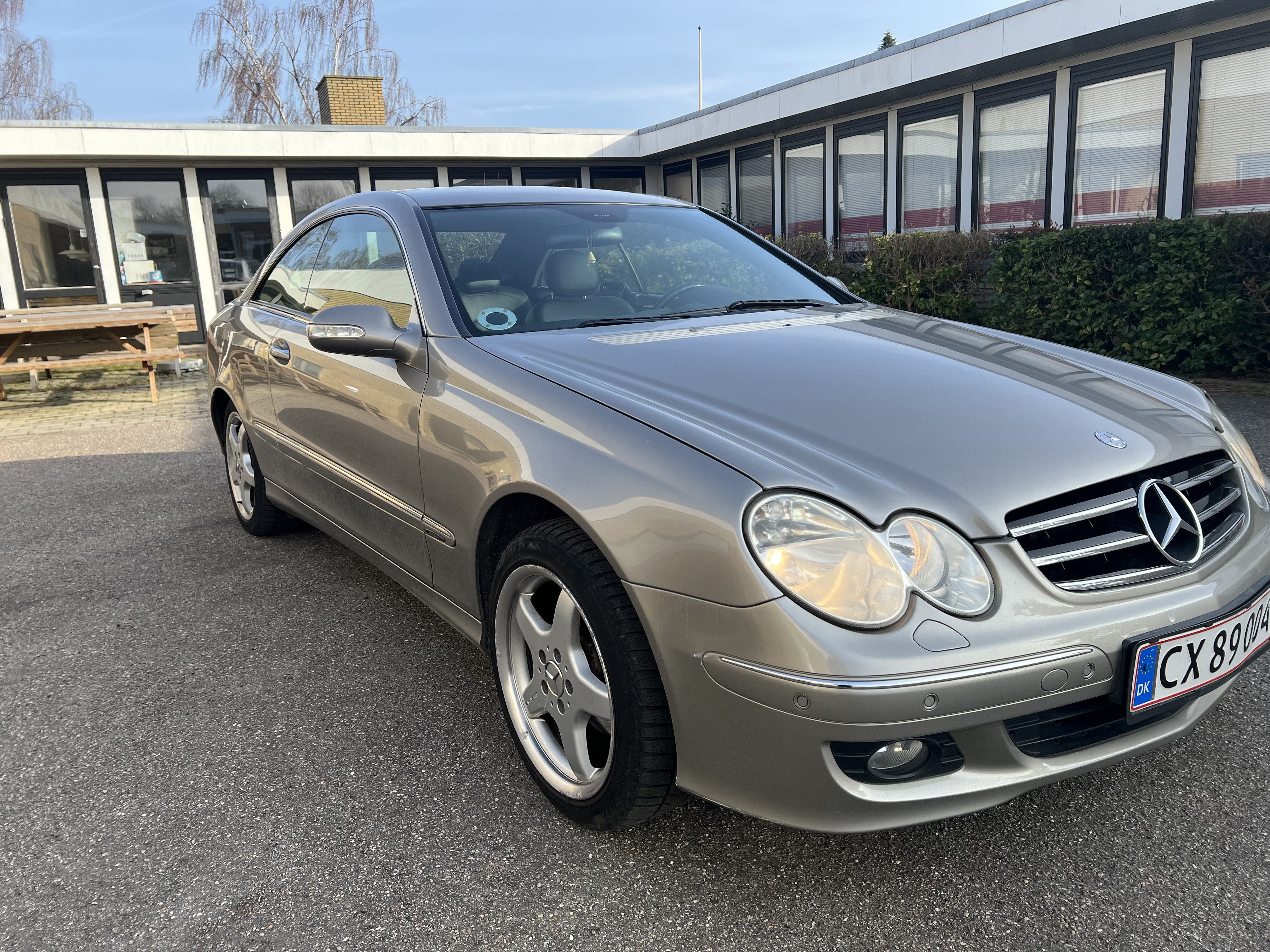 Sølv Mercedes CLK200 fra 2005