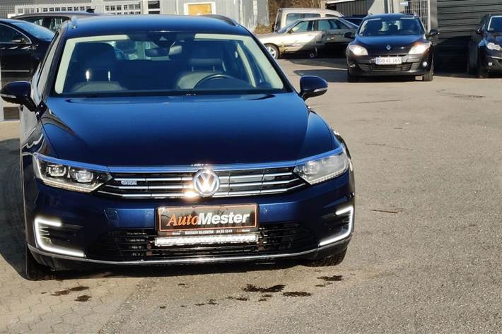 Blå VW Passat fra 2017