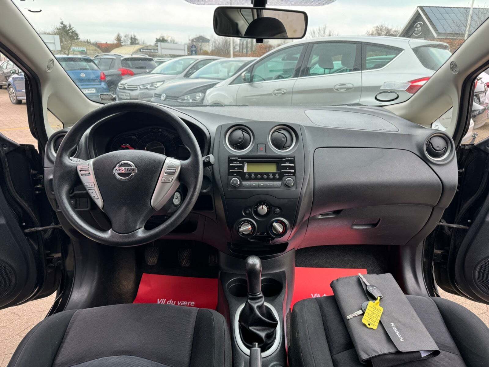 Sort Nissan Note fra 2014 set indefra