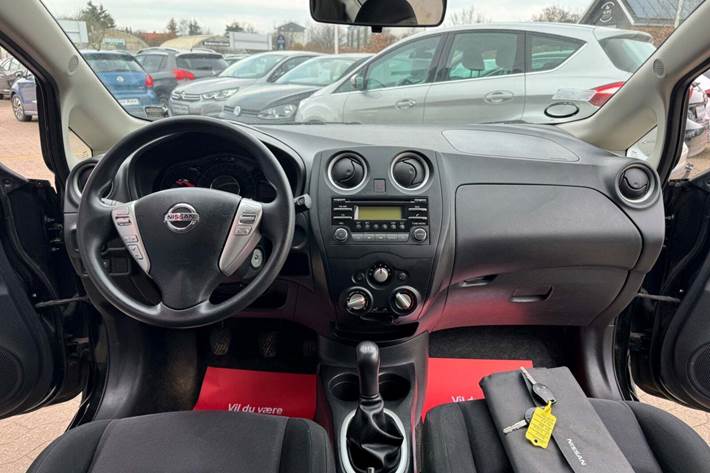 Sort Nissan Note fra 2014 set indefra