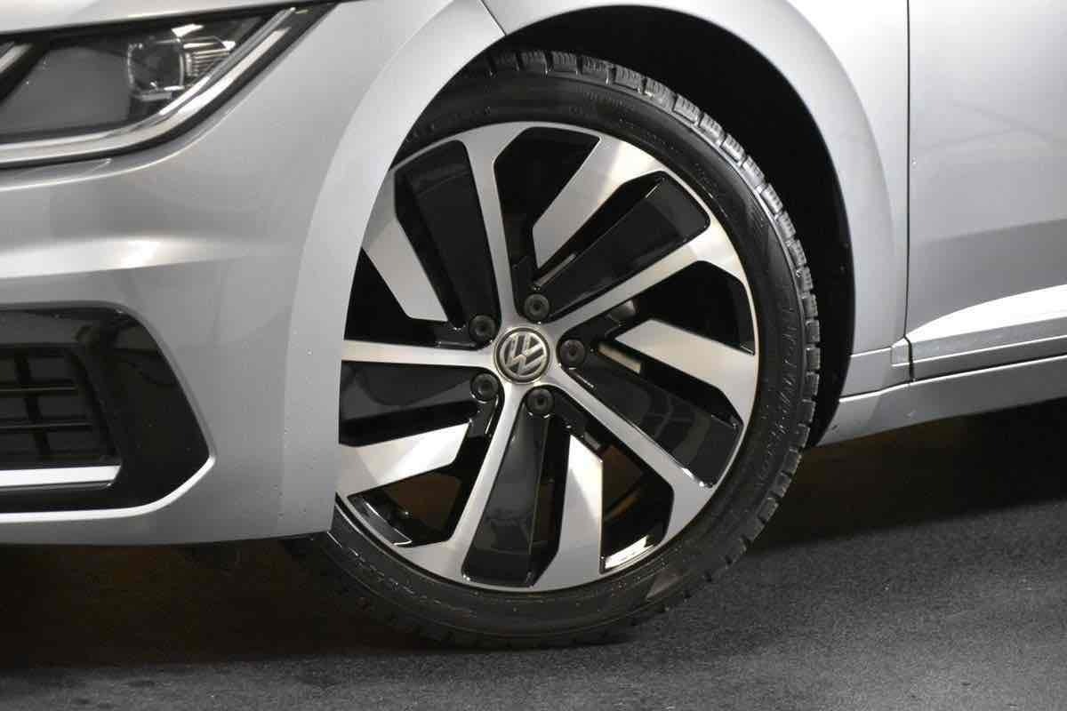 Grå VW Arteon fra 2018
