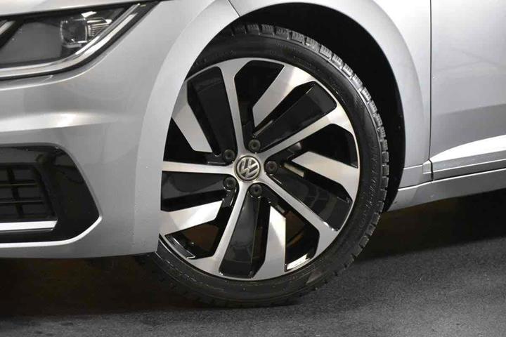 Grå VW Arteon fra 2018
