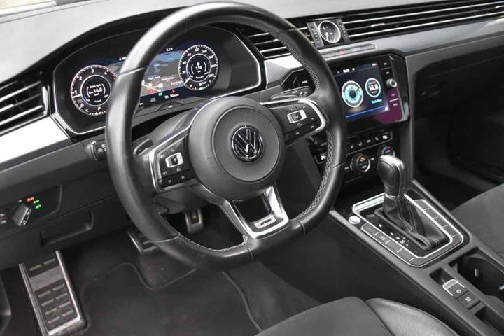 Grå VW Arteon fra 2018