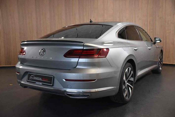 Grå VW Arteon fra 2018