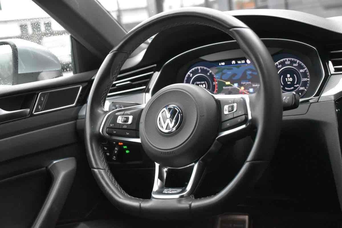 Grå VW Arteon fra 2018