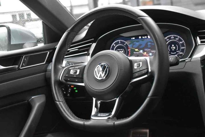 Grå VW Arteon fra 2018