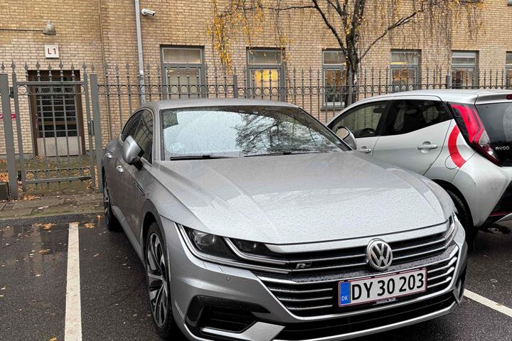Grå VW Arteon fra 2018