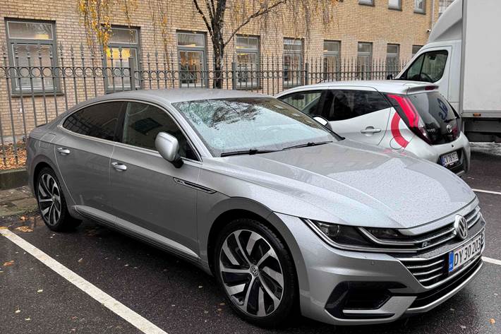 Grå VW Arteon fra 2018
