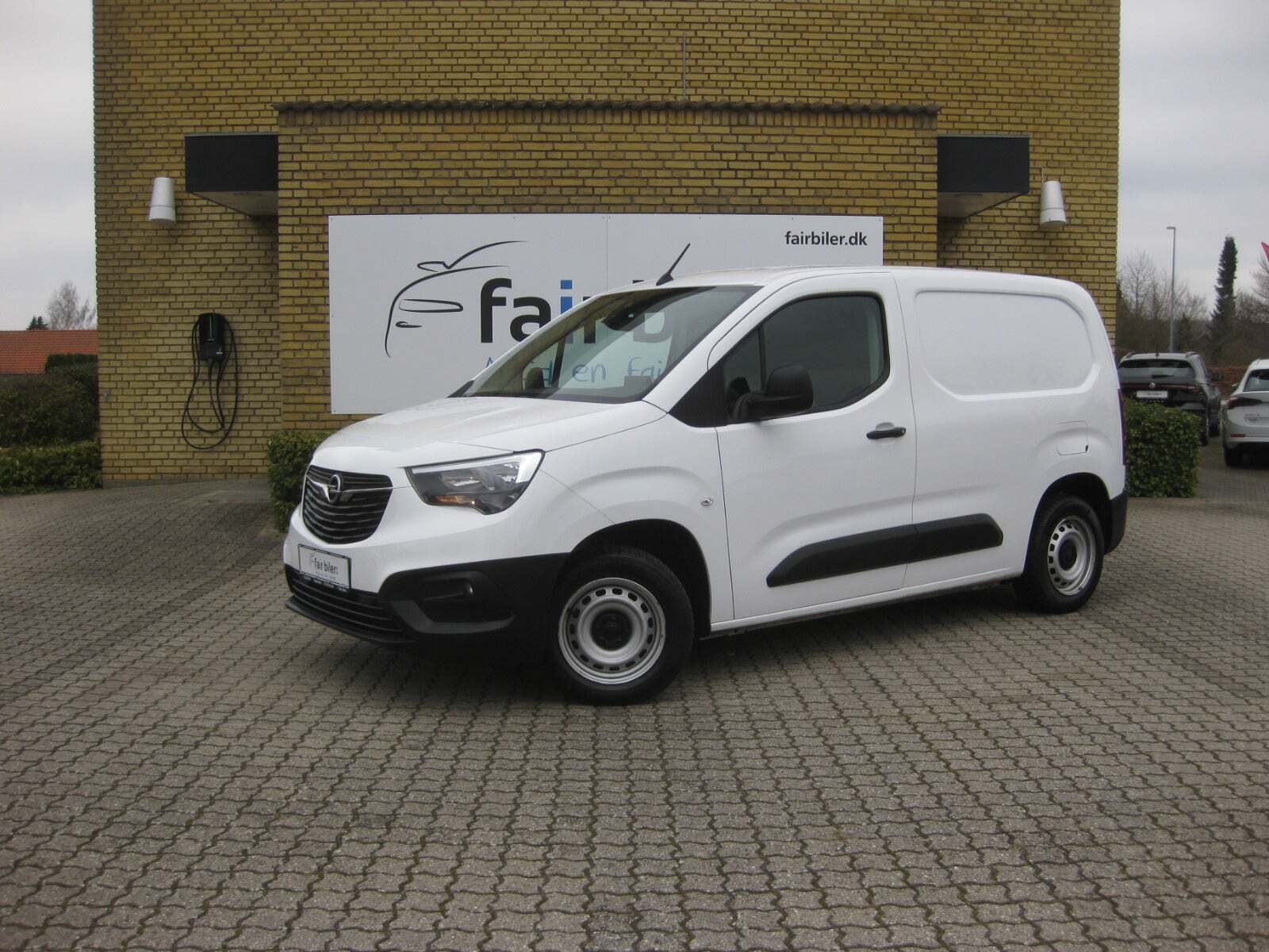 Hvid Opel Combo fra 2022 set udefra