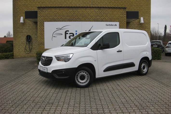 Hvid Opel Combo fra 2022 set udefra