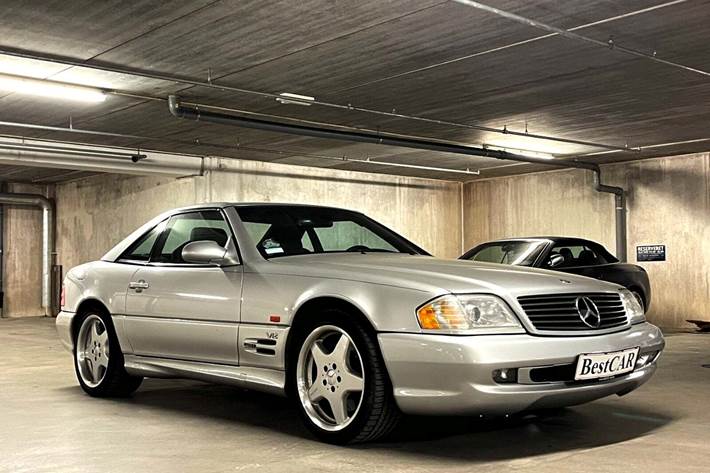 Sølv Mercedes SL600 fra 1999 set udefra