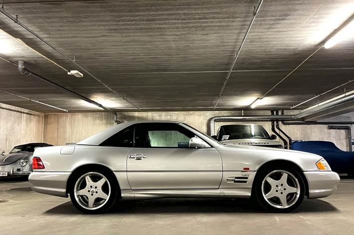 Sølv Mercedes SL600 fra 1999 set udefra