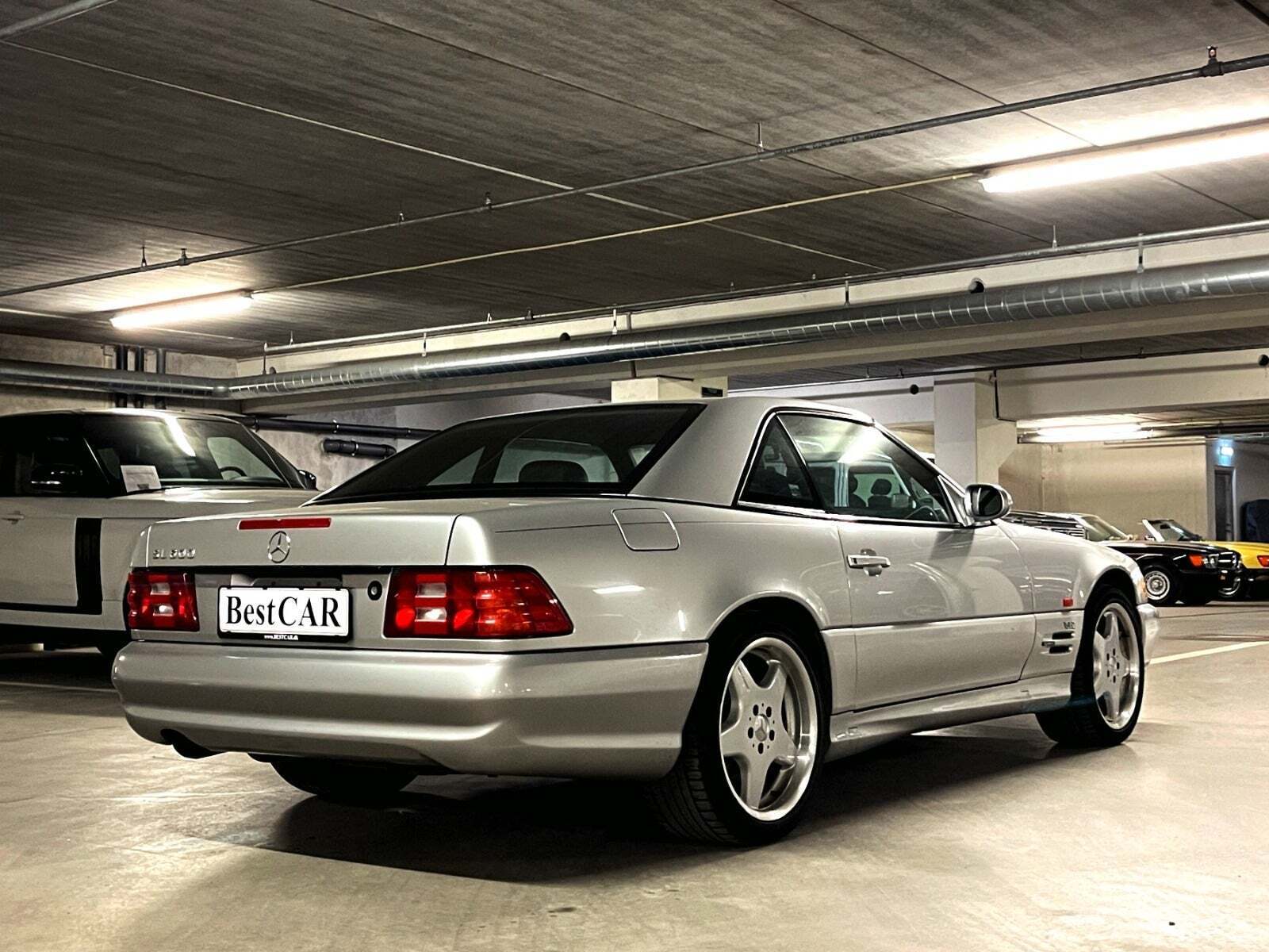 Sølv Mercedes SL600 fra 1999 set udefra