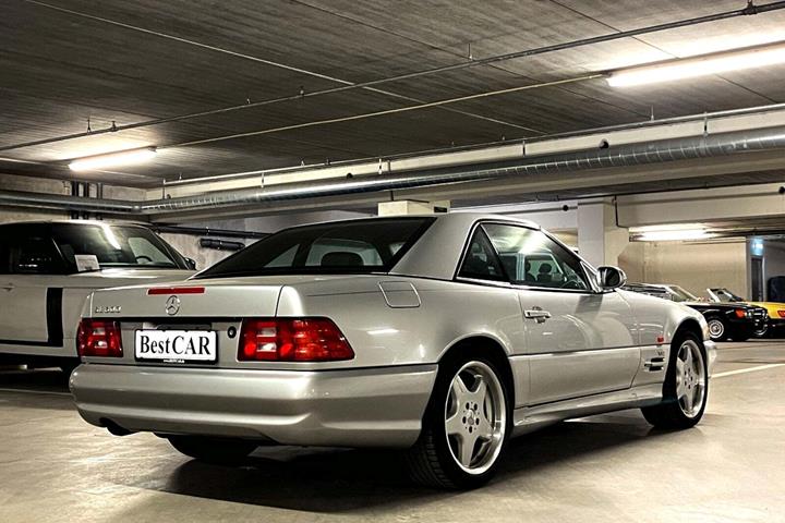 Sølv Mercedes SL600 fra 1999 set udefra