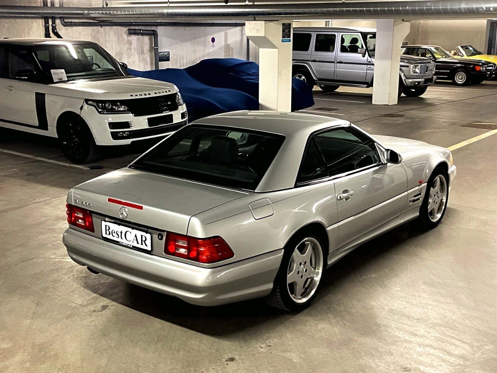 Sølv Mercedes SL600 fra 1999 set udefra