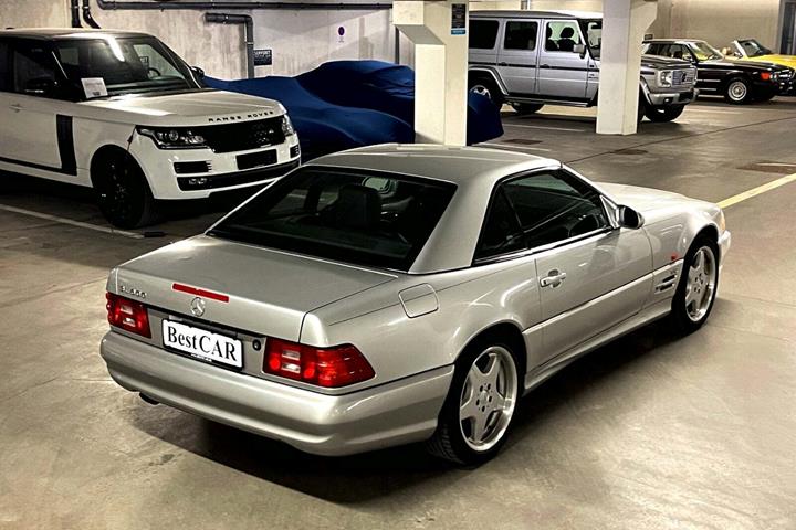 Sølv Mercedes SL600 fra 1999 set udefra