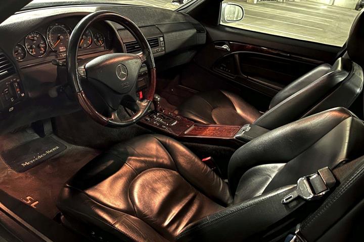 Sølv Mercedes SL600 fra 1999 set indefra