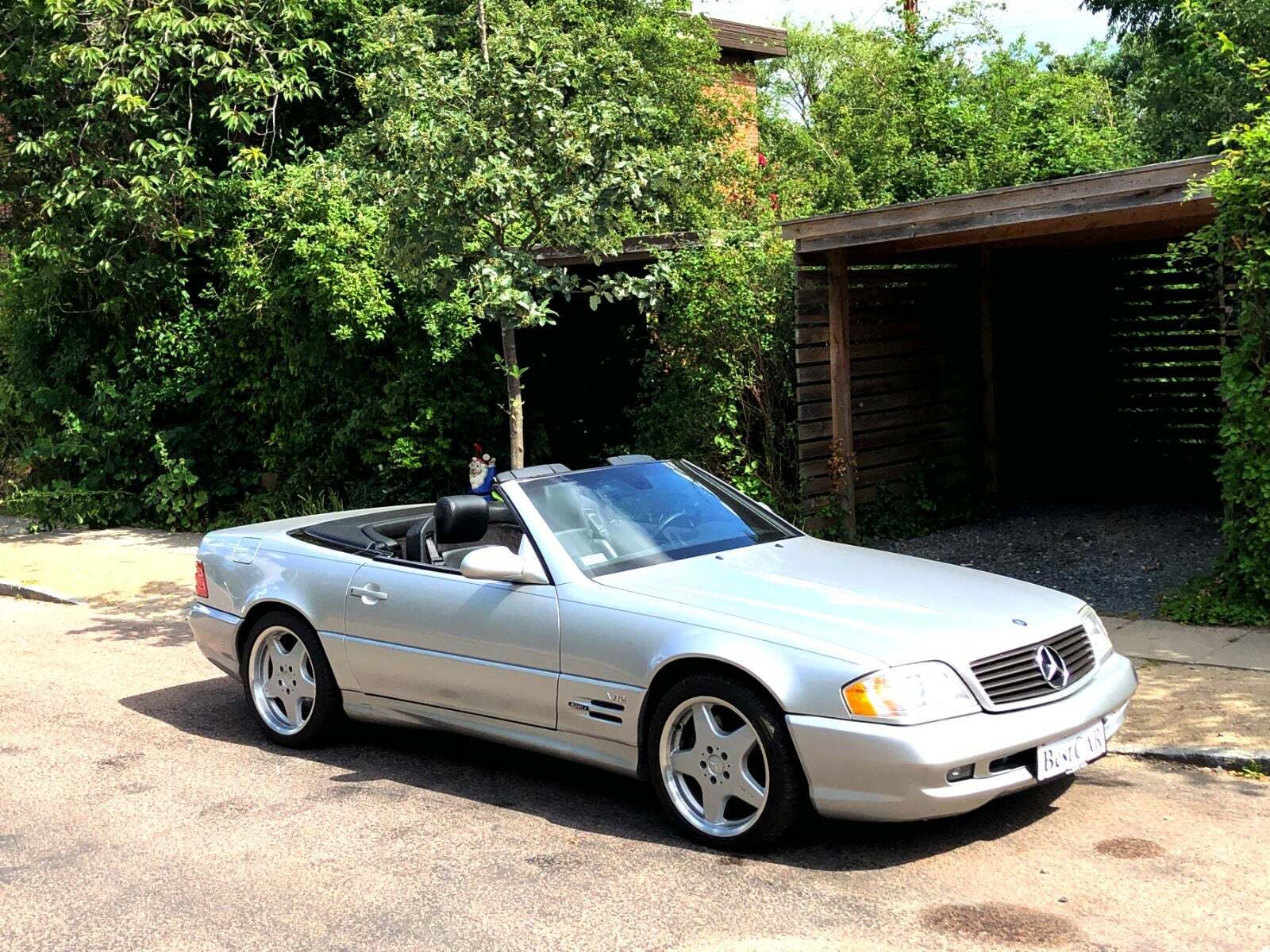 Sølv Mercedes SL600 fra 1999 set udefra