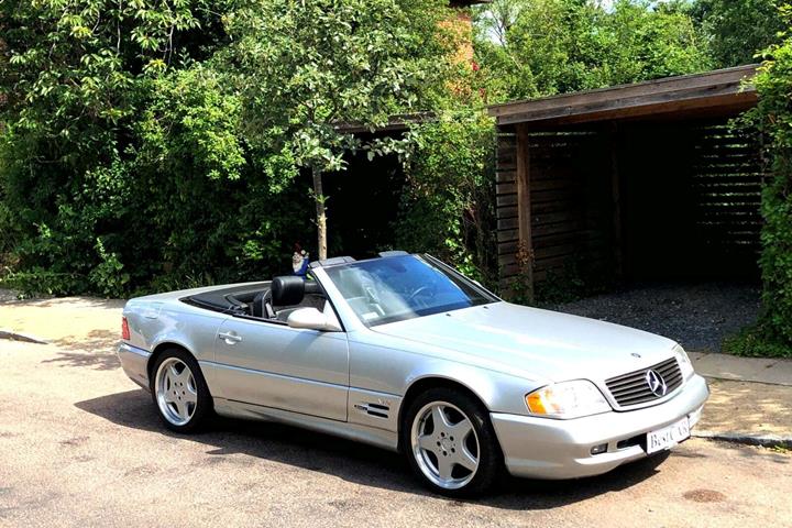 Sølv Mercedes SL600 fra 1999 set udefra