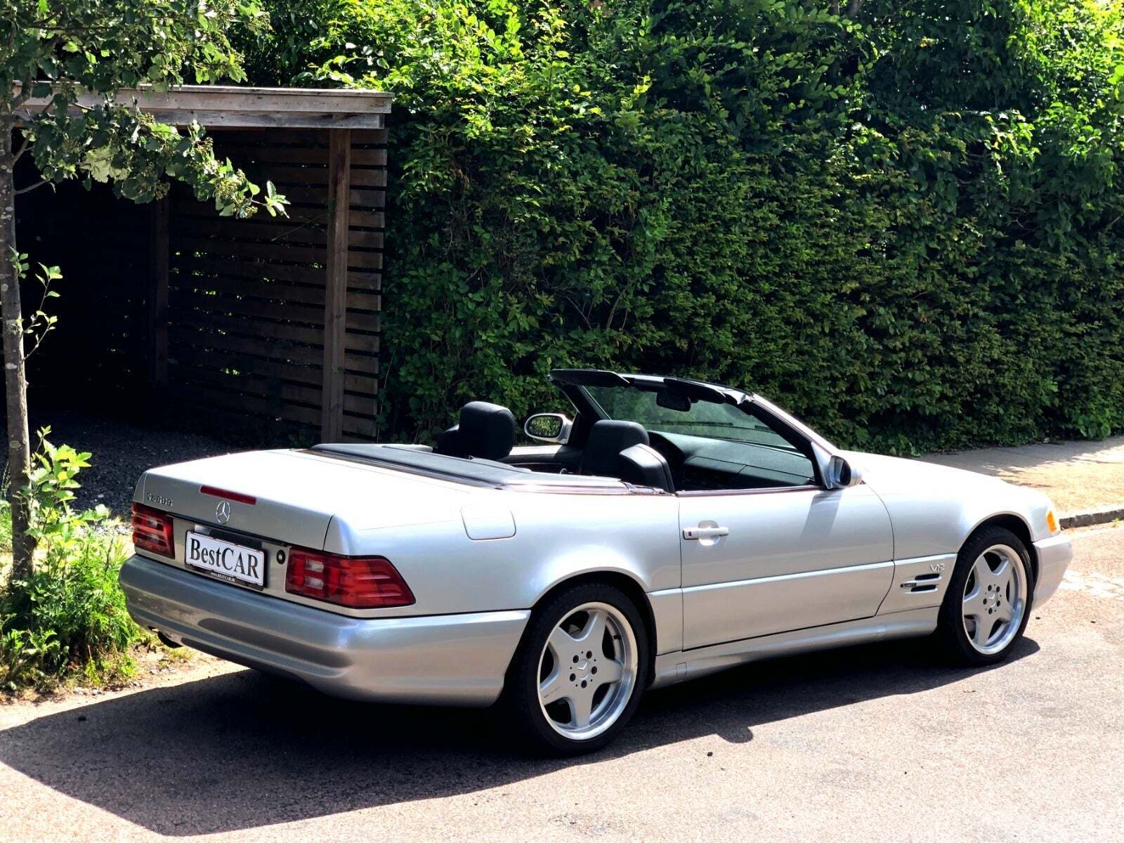 Sølv Mercedes SL600 fra 1999 set udefra