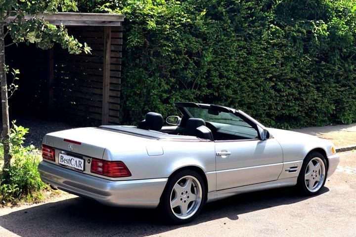 Sølv Mercedes SL600 fra 1999 set udefra