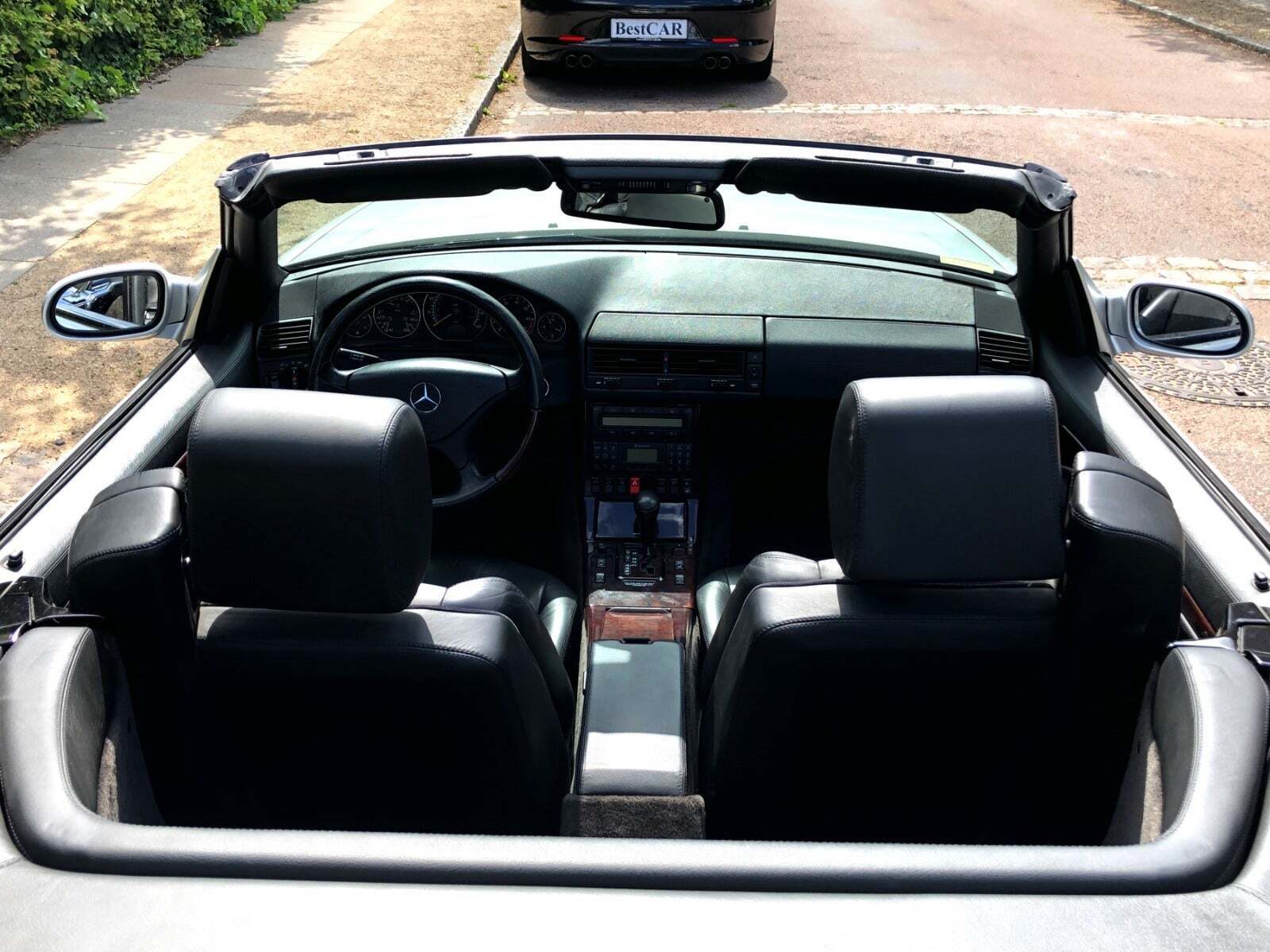 Sølv Mercedes SL600 fra 1999 set indefra