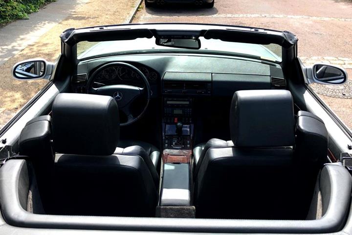 Sølv Mercedes SL600 fra 1999 set indefra