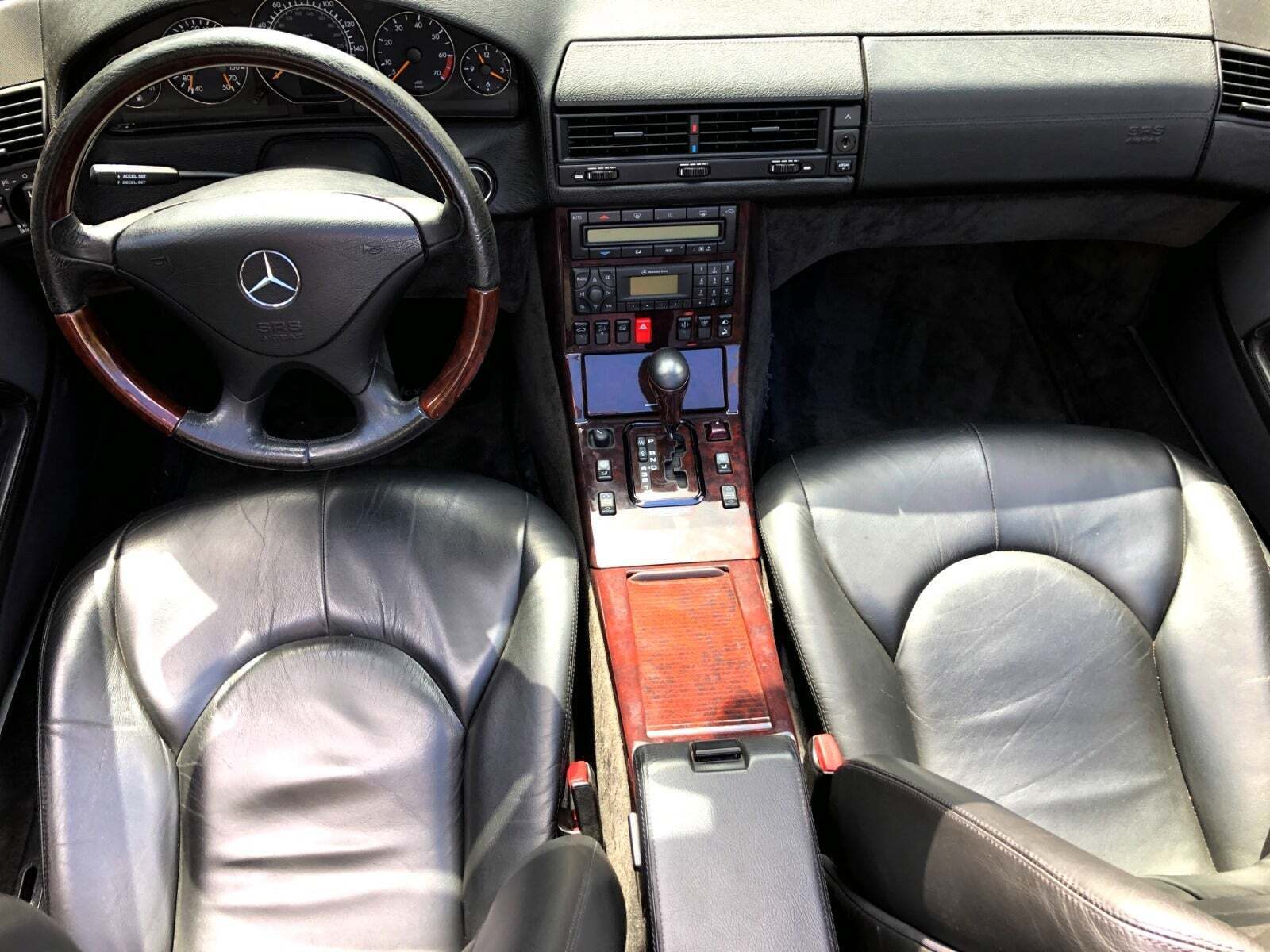 Sølv Mercedes SL600 fra 1999 set indefra