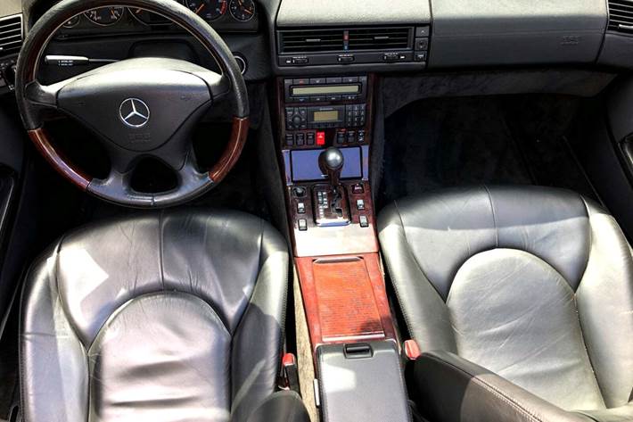 Sølv Mercedes SL600 fra 1999 set indefra