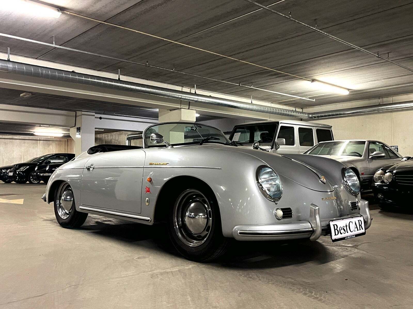 Sølv Porsche 356 fra 1959 set udefra